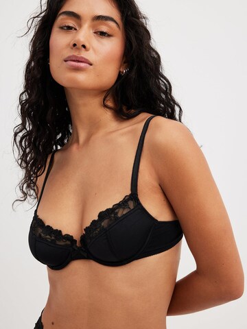 Push-up Soutien-gorge NA-KD en noir : devant