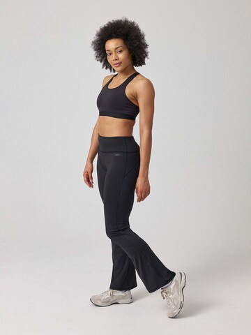 SNOCKS Flared Sporthose in Schwarz