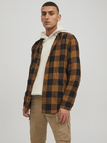 JACK & JONES - Ajuste regular Camisa 'JJEGingham' en marrón: frente