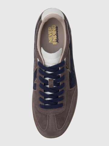 Baskets basses 'Boston' Kaotiko en marron
