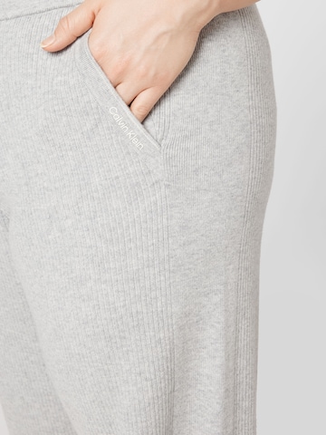 Calvin Klein Curve Loosefit Hose in Grau