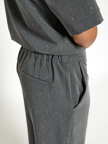 Loosefit Pantaloni 'Leslie' di DESIRES in grigio