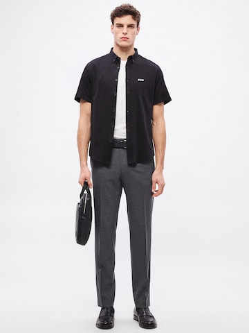 Coupe regular Chemise 'Motion' BOSS en noir