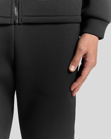 Effilé Pantalon Lyle & Scott en noir