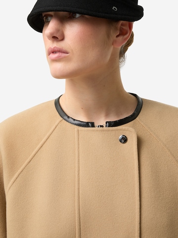 BOGNER Cape 'Idaho' in Beige