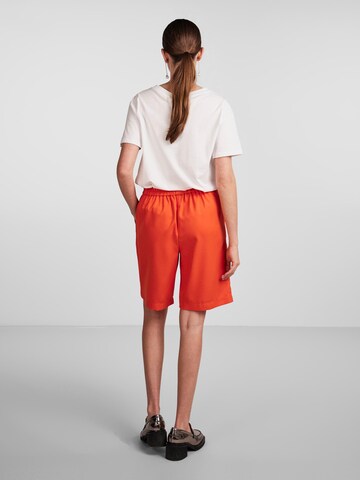 PIECES Voľný strih Plisované nohavice 'Tally' - oranžová