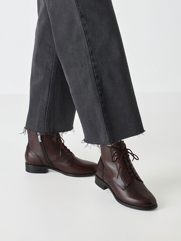 Tamaris Lace-up bootie in Brown: front