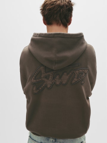 Pull&Bear Sweatshirt 'STWD' i brun: framsida