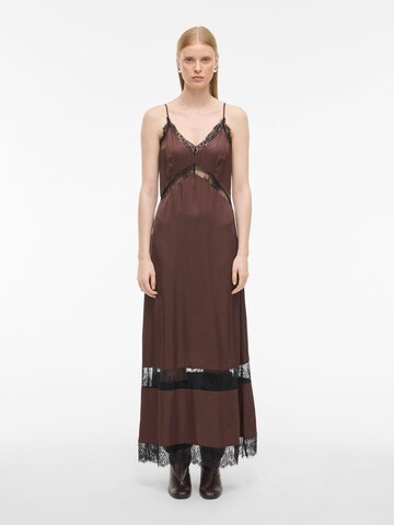 Robe de soirée ROUGE EDIT en marron : devant