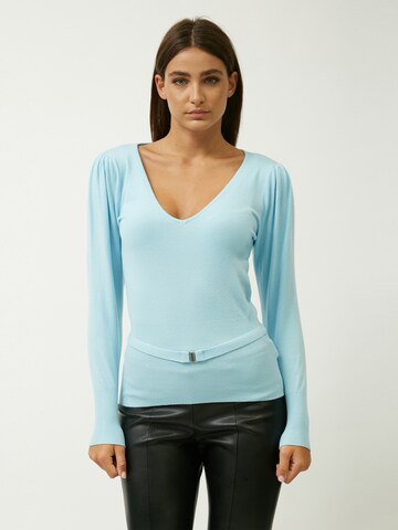 Pullover di Influencer in blu: frontale