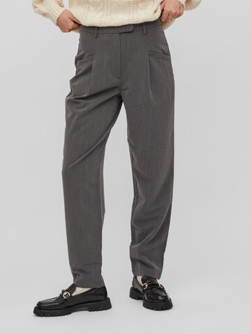 VILA Regular Pleat-Front Pants 'Louanna' in Grey: front