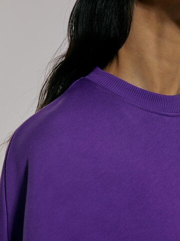 Sweat-shirt 'Costia' ABOUT YOU x Chiara Biasi en violet