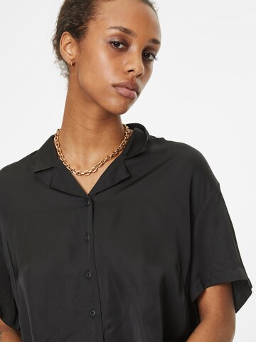 Urban Classics Bluse i sort