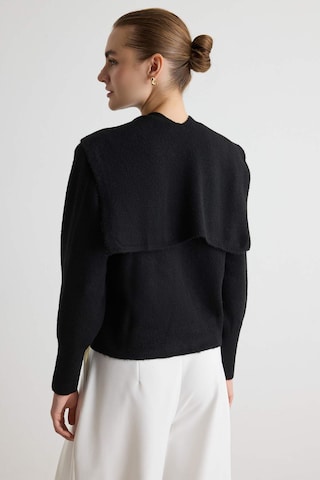 Trendyol Strickjacke mit Schal in Schwarz