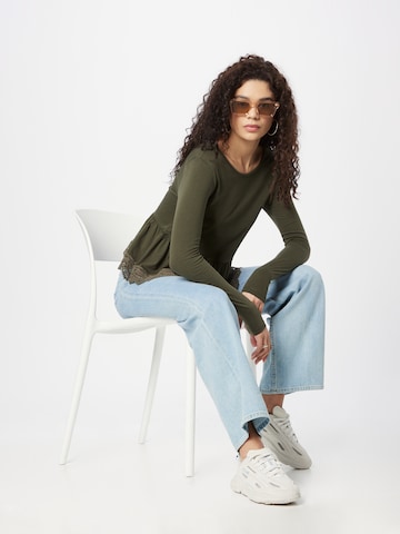 ABOUT YOU Shirt 'Cora' in Groen