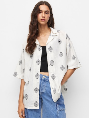 Pull&Bear Comfort Fit Blus i vit: framsida