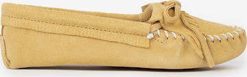 Minnetonka Мокасини 'Kilty Softsole' в жълто