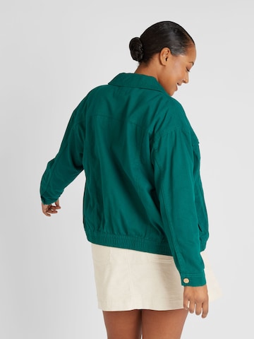 Veste mi-saison 'DREW' ONLY Carmakoma en vert