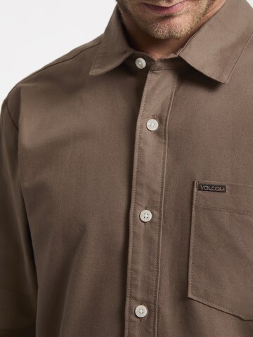 Coupe regular Chemise 'VEECO OXFORD' Volcom en marron