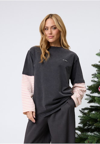 OH APRIL Shirt in Grijs: voorkant