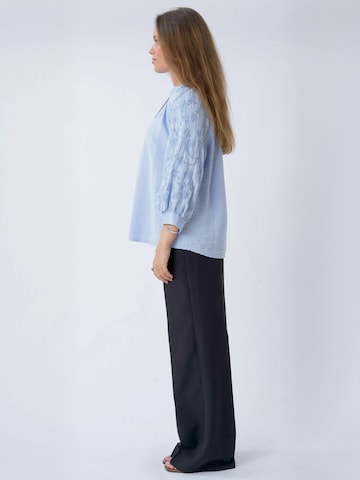 Maglietta ' Fride ' di TEESHOPPEN in blu: lato