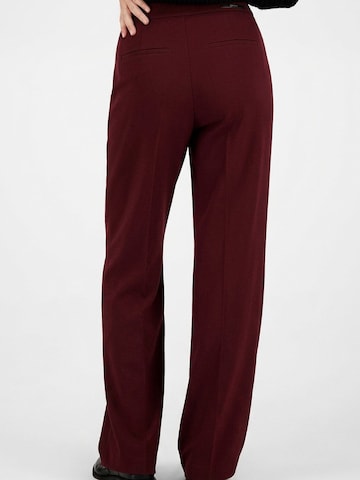 Gardeur Loose fit Trousers with creases 'Franca800' in Red