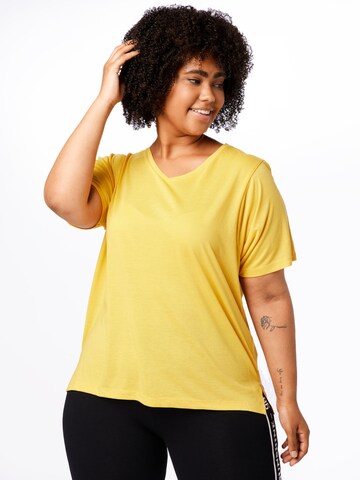T-shirt fonctionnel Only Play Curvy en jaune : devant