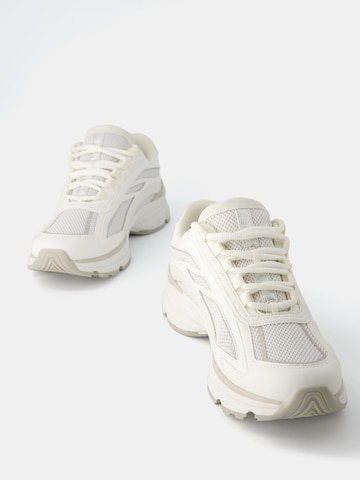 Sneaker bassa di Bershka in bianco