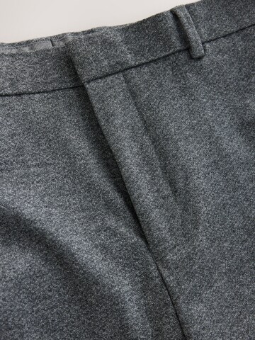 regular Pantaloni con piega frontale di Next in grigio