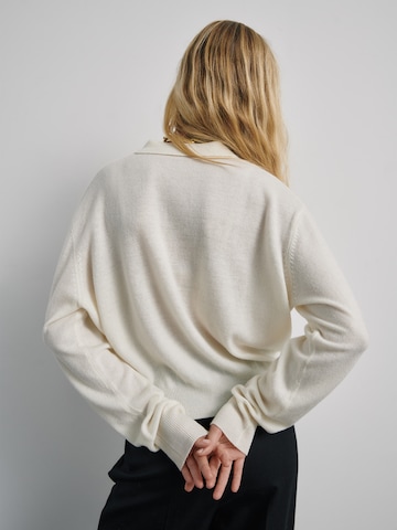 ABOUT YOU x Marie von Behrens Пуловер 'Claude' в бяло