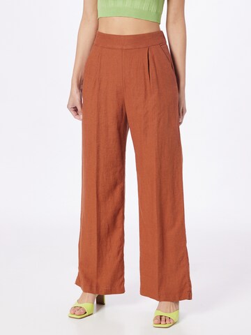 Abercrombie & Fitch - Pantalón plisado en marrón: frente