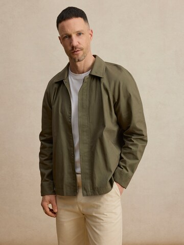 DAN FOX APPAREL Преходно яке 'Dennis' в зелено: отпред