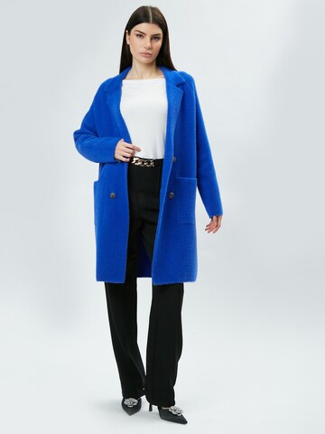 Cappotto di mezza stagione 'Fluffy' di Influencer in blu