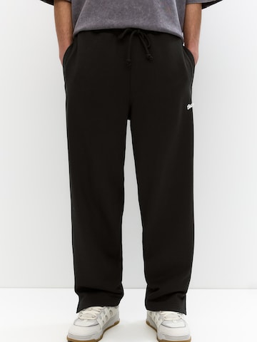 Largi Pantaloni 'STWD' de la Pull&Bear pe negru: față