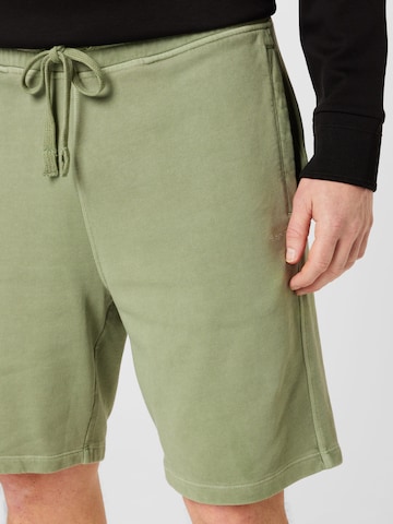 GANT Широка кройка Панталон в зелено