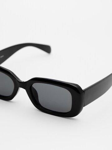 Pull&Bear Sonnenbrille in Schwarz