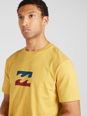 BILLABONG - Camiseta 'TEAM WAVE' en oro