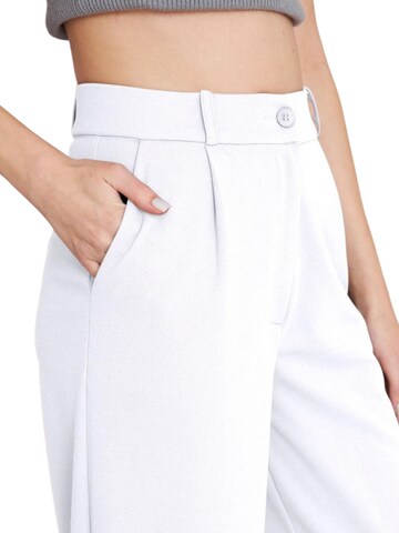 fashionshowcase Wide Leg Bundfaltenhose 'Seyra' in Weiß