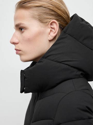 Palton de iarnă 'BEGO' de la MANGO pe negru