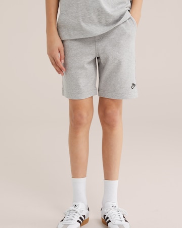 WE Fashion Regular Панталон в сиво: отпред