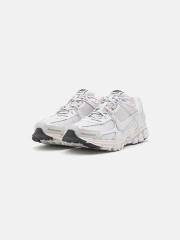 Nike Sportswear Низкие кроссовки 'Zoom Vomero 5' в Серый