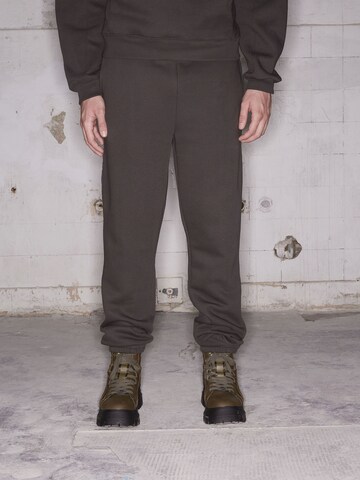 ABOUT YOU x Rewinside Tapered Pants 'Theo' in Brown: front