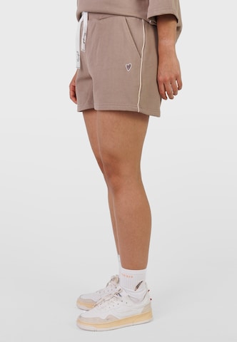 Regular Pantalon 'Pery' Kleinigkeit en marron