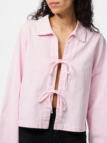 Chemisier 'PCFLORA' PIECES en rose