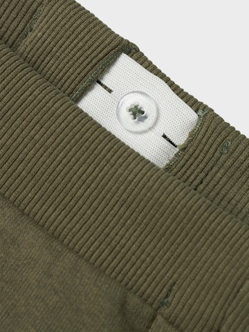 Tapered Pantaloni 'Oli' di NAME IT in verde