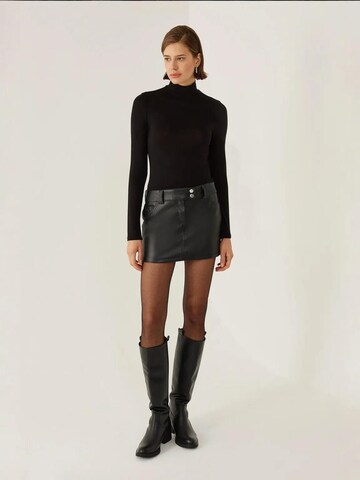 Hiccup Skirt in Black