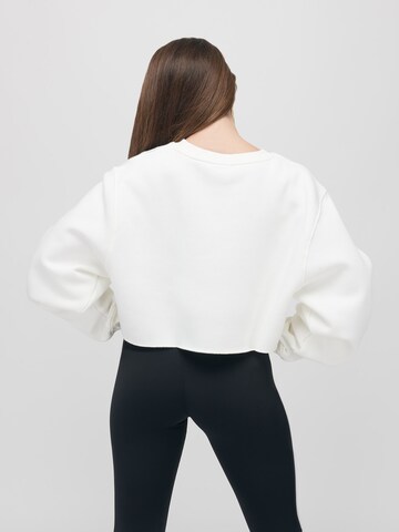 ABOUT YOU x VIAM Studio Sweatshirt 'BRITNEY' in White: back