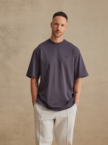DAN FOX APPAREL Футболка 'Mirac' в Серый