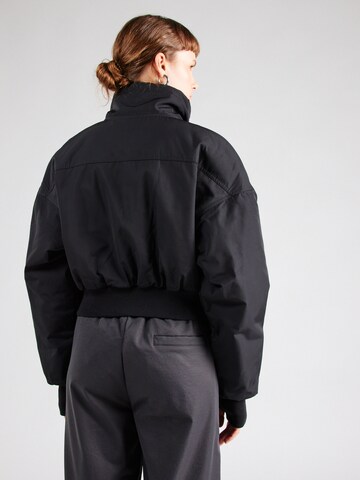 Nike Sportswear - Chaqueta de entretiempo en negro
