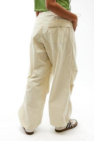 BDG Urban Outfitters Regular Карго панталон в бежово